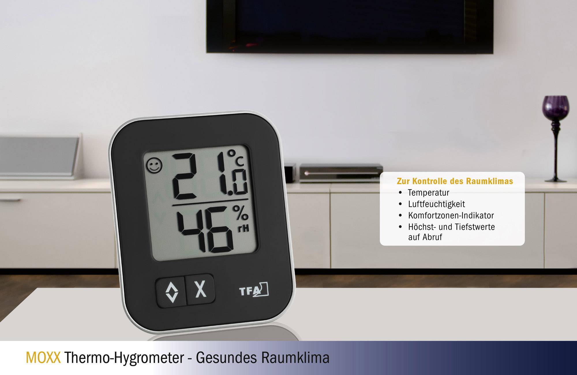 Ein digitales Thermo-Hygrometer zeigt 21°C und 46% Luftfeuchtigkeit an. Daneben eine Liste zur Kontrolle des Raumklimas.