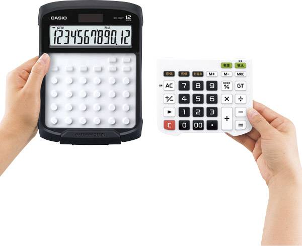 Zwei Taschenrechner in Händen: links ein schwarzer mit großen Tastenknöpfen, rechts ein weißer mit klassischen Digitalknöpfen.