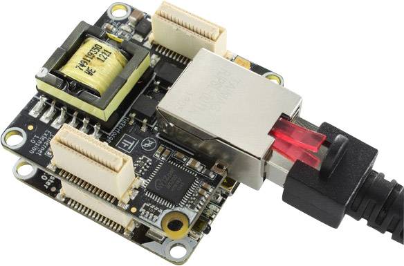 Eine kleine elektronische Platine mit mehreren Anschlüssen, darunter ein eingestecktes Ethernet-Kabel.