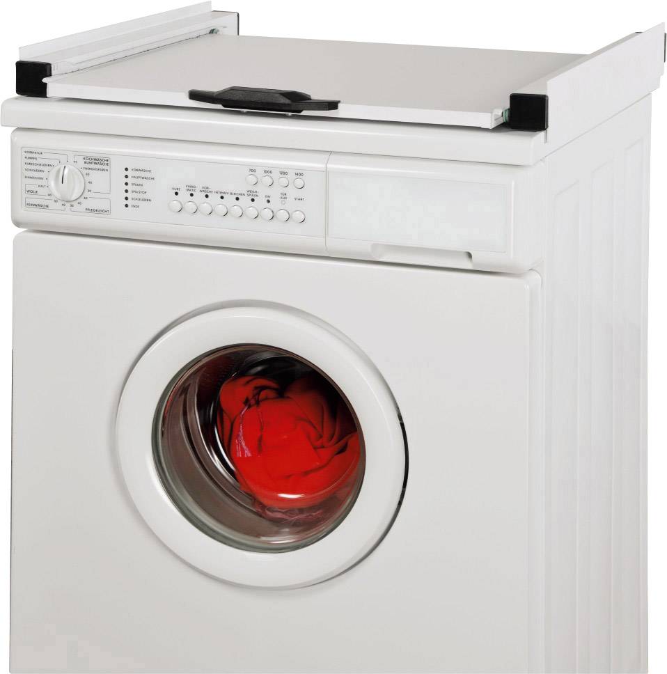 'Weiße Waschmaschine mit rotem Kleidungsstück in der Trommel. Bedienfeld mit verschiedenen Tasten und einem Drehknopf oben.'