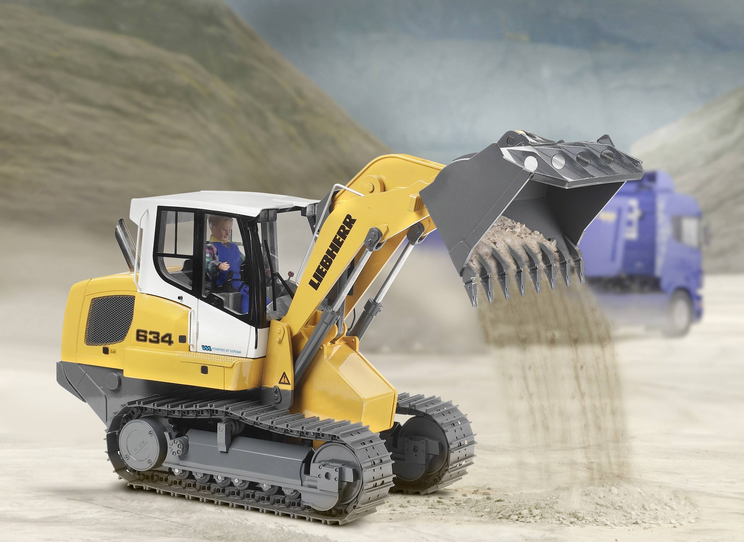 Ein gelber Bau-Bulldozer hebt Sand mit einer Ladefläche an. Im Hintergrund ist ein blauer Lkw auf einer schlammigen Baustelle zu sehen.