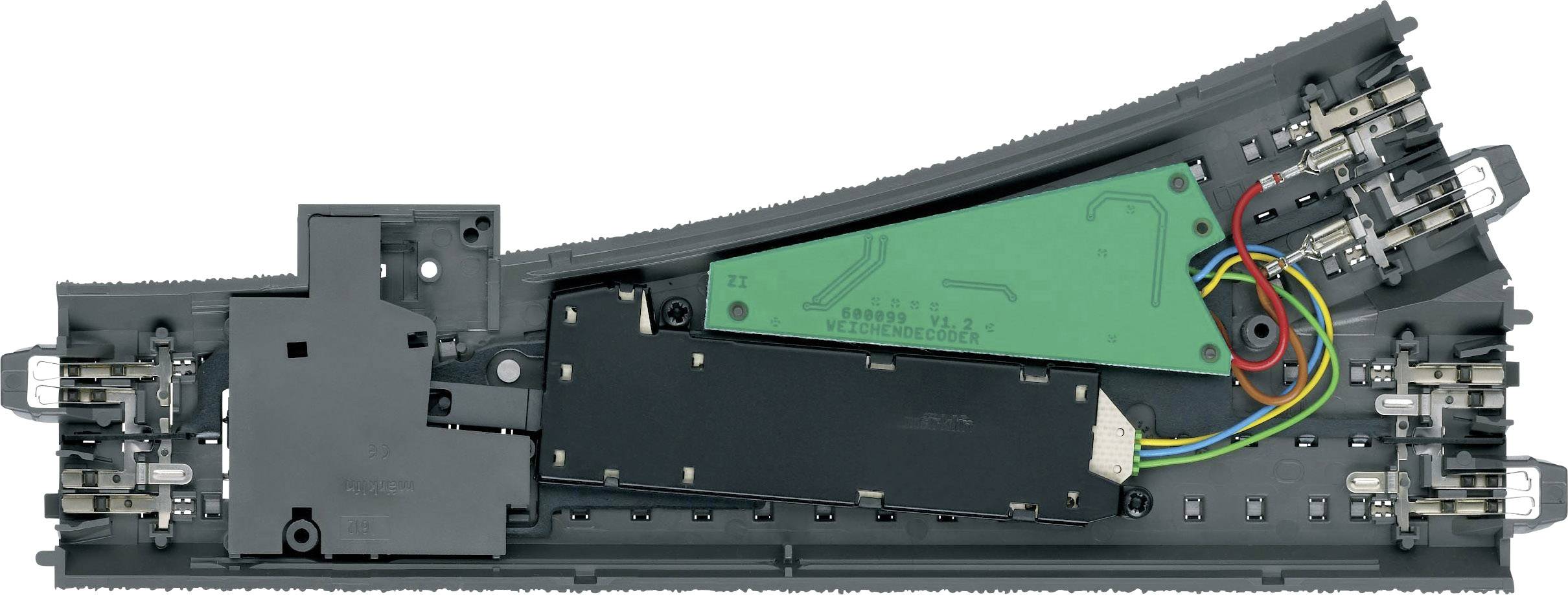 Graues elektronisches Bauteil mit grüner Leiterplatte und bunten Kabeln, eingebaut in ein schwarzes Kunststoffgehäuse, vermutlich Teil einer Modelleisenbahn.