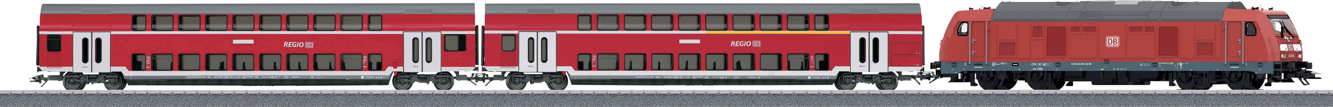 Ein roter Personenregionalzug auf einem Gleis, bestehend aus zwei doppelstöckigen Waggons und einer Lokomotive.