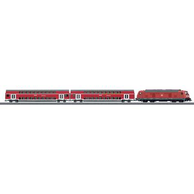 Ein roter Personenregionalzug auf einem Gleis, bestehend aus zwei doppelstöckigen Waggons und einer Lokomotive.
