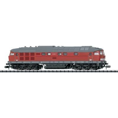 Ein rotes Modell einer Diesellokomotive auf einem Gleis, seitlich dargestellt. Die Lokomotive hat ein grau-rotes Farbschema.