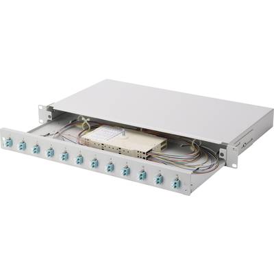 Ein geöffnetes Glasfaser-Patchpanel mit mehreren Anschlüssen und Kabeln.