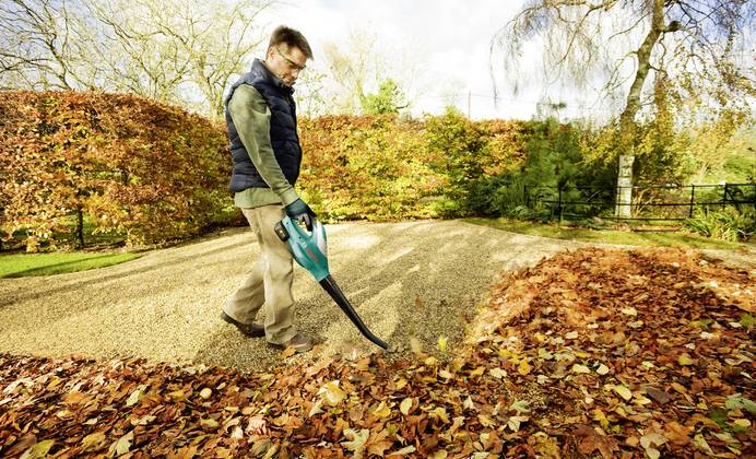 Les aspirateurs et souffleurs de feuilles à batterie sont alimentés en énergie par des batteries.