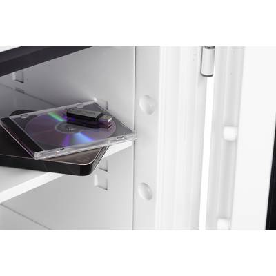 Ein Safe mit geöffnetem Tür zeigt CDs, eine Festplatte und ein USB-Stick.