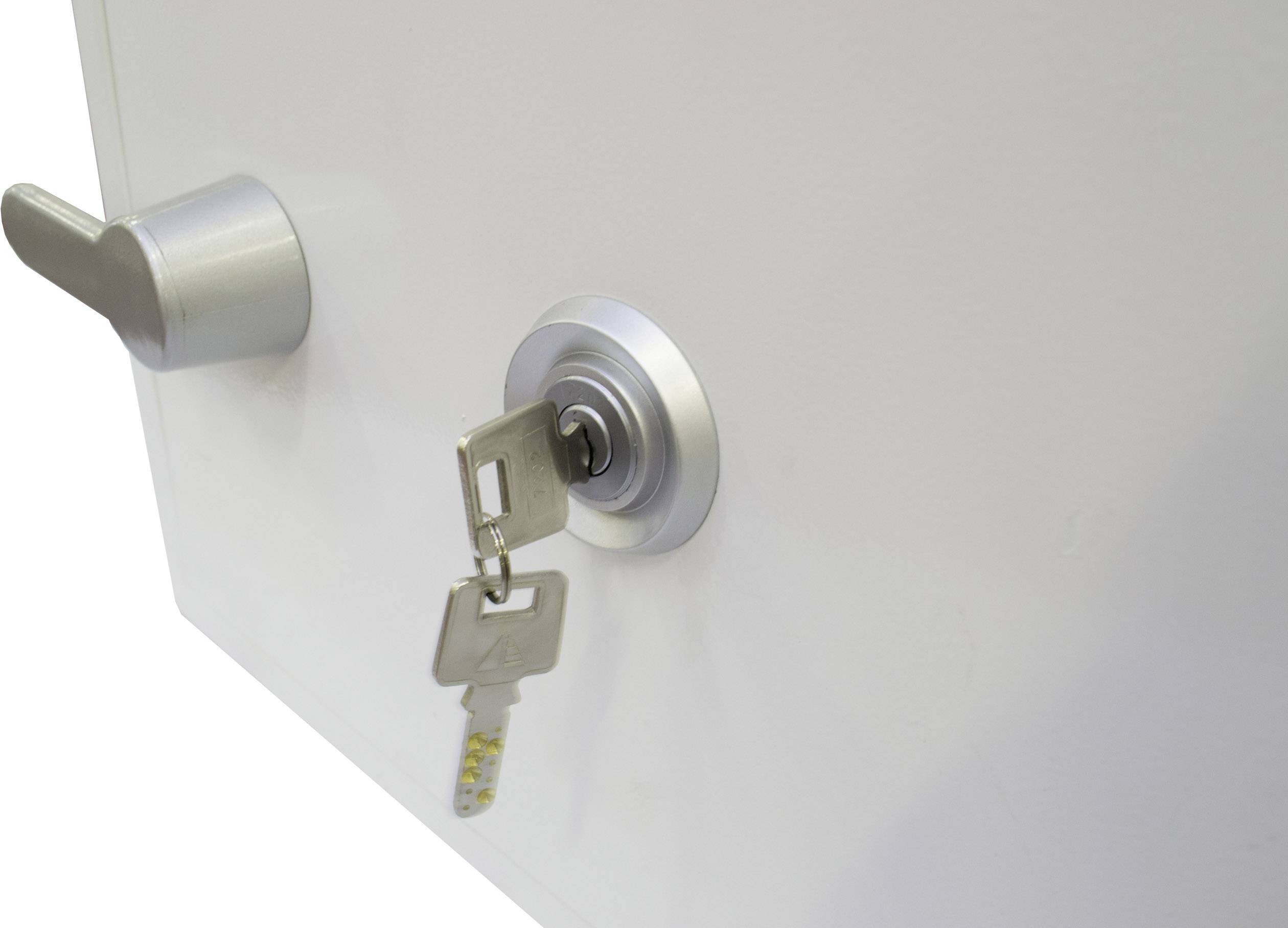 Tür mit einem Schlüssel im Schloss. Der Schlüssel ist silberfarben.