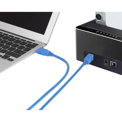 Ein blauer USB-Kabel verbindet einen Laptop mit einem Drucker. Der Laptop ist links; der Drucker ist rechts.