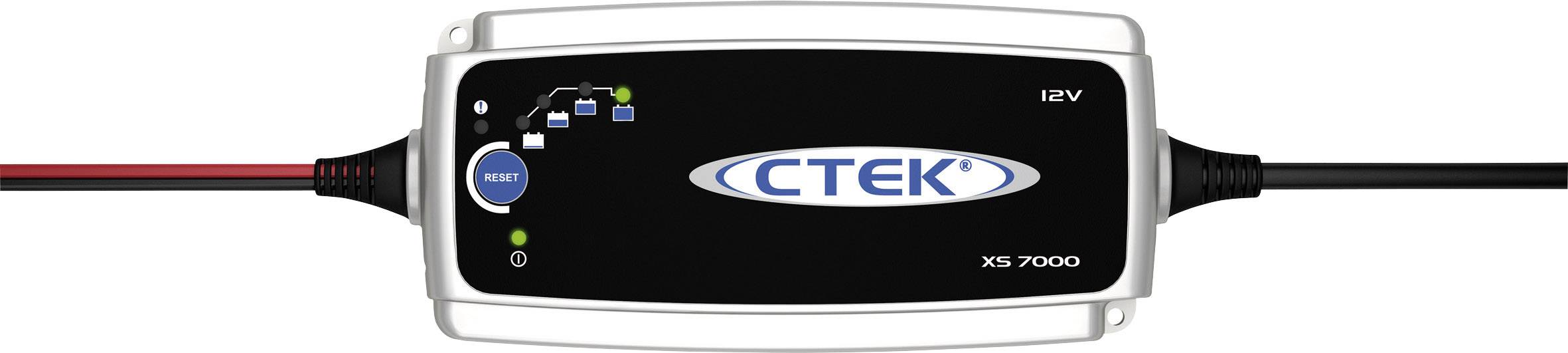 Batterieladegerät in rechteckiger Form mit CTEK-Logo, umgeben von mehreren farbigen Anzeigen und einem Knopf, angeschlossen an Kabel.