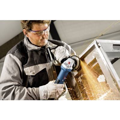 Ein Mann schneidet mit einem Winkelschleifer Metall, während Funken fliegen. Er trägt eine Sicherheitsbrille und Arbeitshandschuhe.