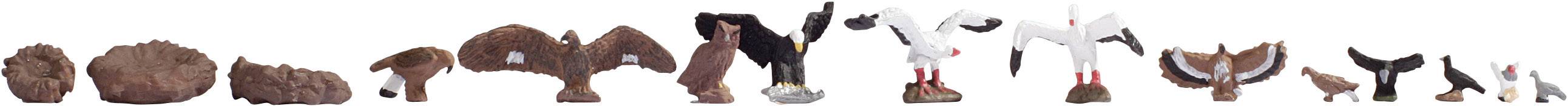 Eine Reihe von verschiedenen Schokoladen-Figuren in Tiergestalt auf weißem Hintergrund, von links nach rechts: Erdmännchen, Elefant, Kamel, Pinguin, Storch, Möwe, Ente.