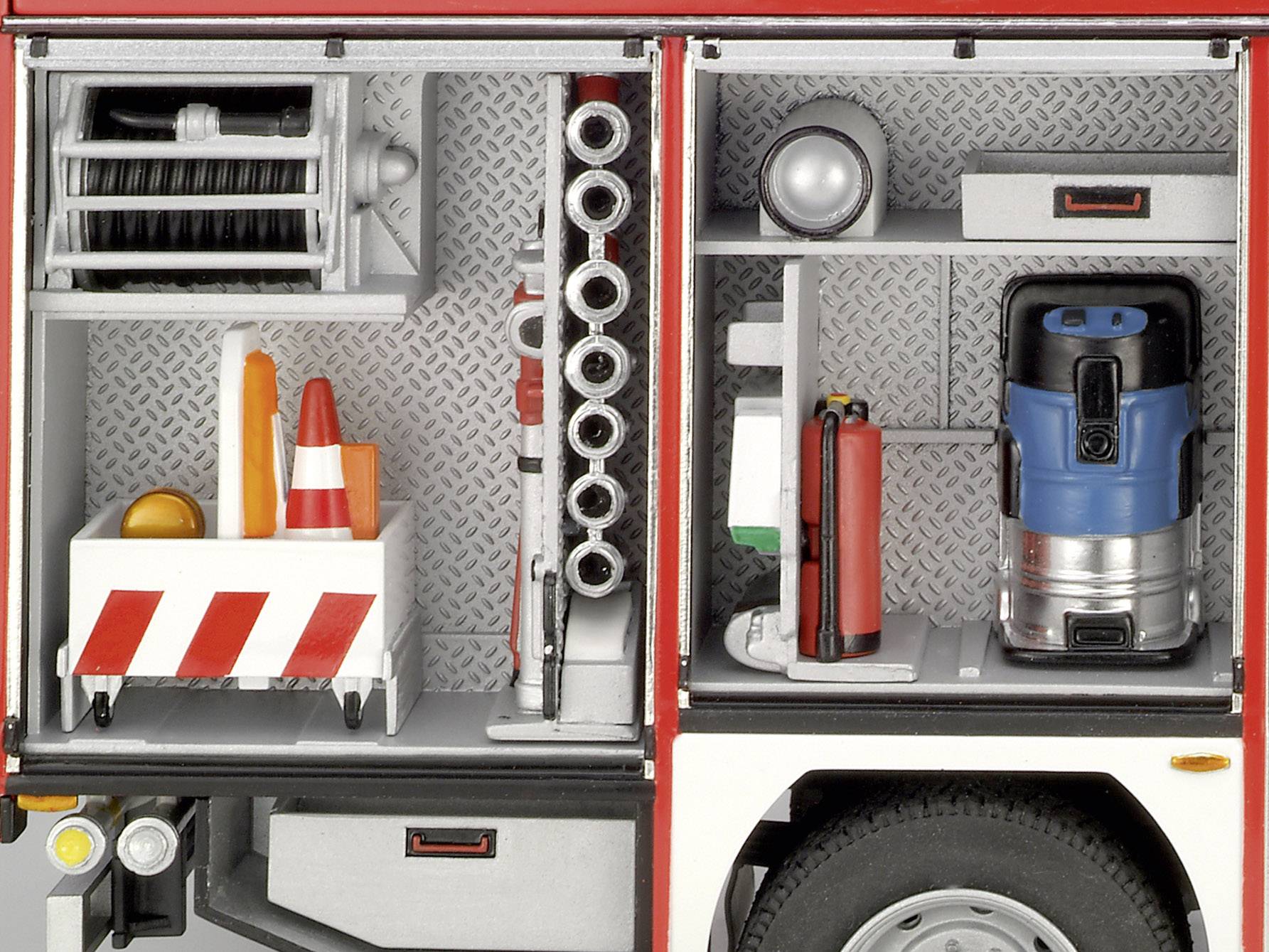 Seitenansicht eines offenen Feuerwehrautos. Werkzeuge wie Schläuche, Verkehrskegel und ein Feuerlöscher sind sichtbar.