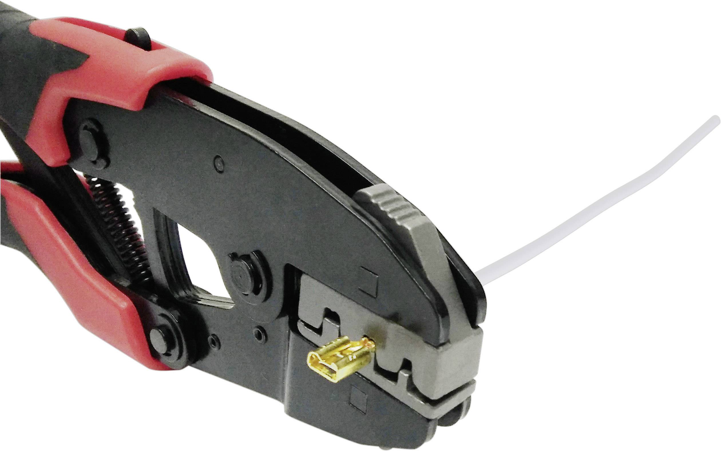Eine Crimpzange mit einem Kabel in den Backen, bereit zum Crimpen eines Steckers. Die Zange hat rote und schwarze Griffe.