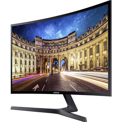Auf einem gebogenen Monitor wird ein nächtliches Stadtbild gezeigt, mit beleuchteten historischen Gebäuden und lichtspuren von Autos.