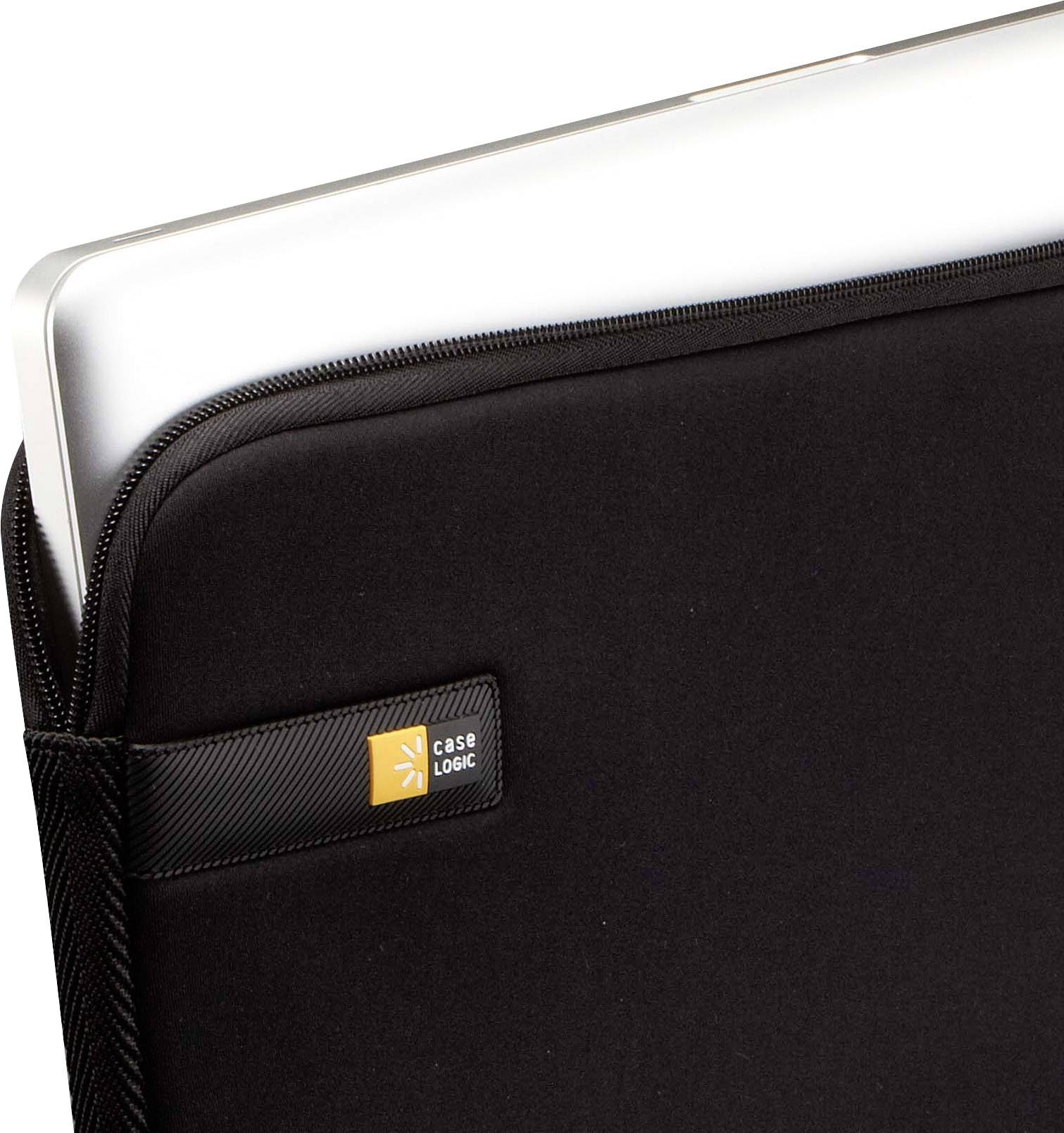 Ein silberner Laptop ragt aus einer schwarzen Laptoptasche mit einem kleinen Logoaufnäher heraus.
