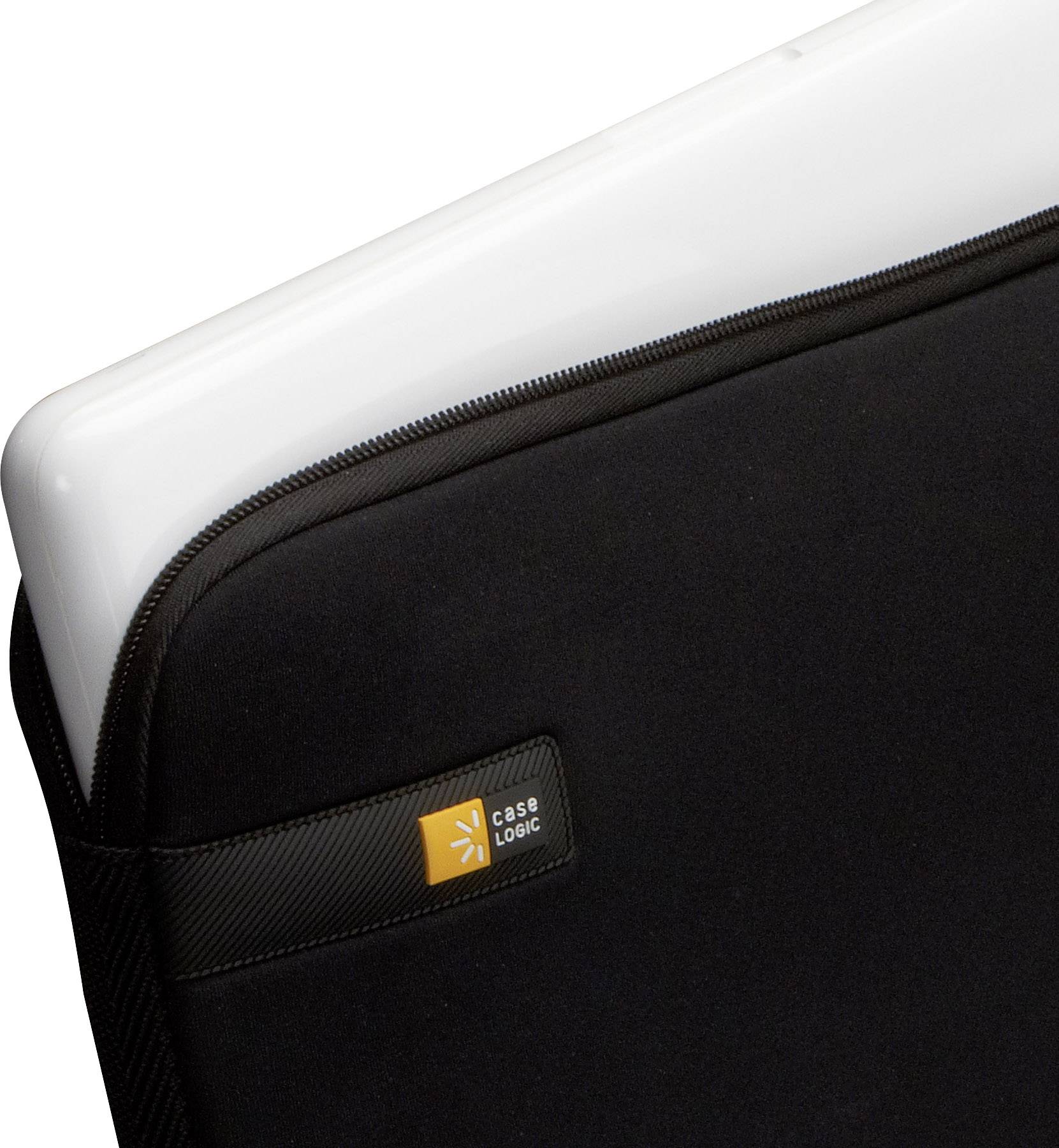 Eine schwarze Laptoptasche mit einem weißen Laptop, teilweise sichtbar. Auf der Tasche ist das Logo 'case logic' zu sehen.