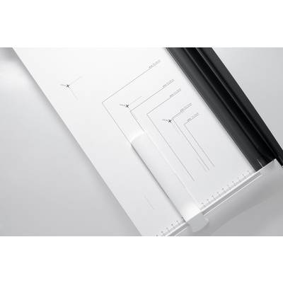 Ein Papierschneider schneidet weißes Papier. Das Papier hat Linien und Maßangaben. Hauptfunktion: präzises Schneiden.