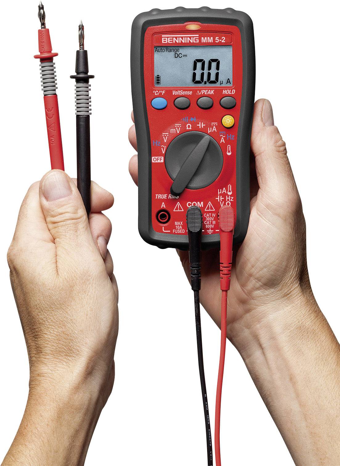 Multimeter in Hand zeigt digitalen Wert an. Zwei Prüfspitzen, Schwarz und Rot, werden gehalten. Gerät für elektrische Messungen.