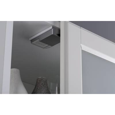 Ein Schrank mit einer eingebauten LED-Leuchte an der Innenseite der oberen Kante und Vasen im Hintergrund.