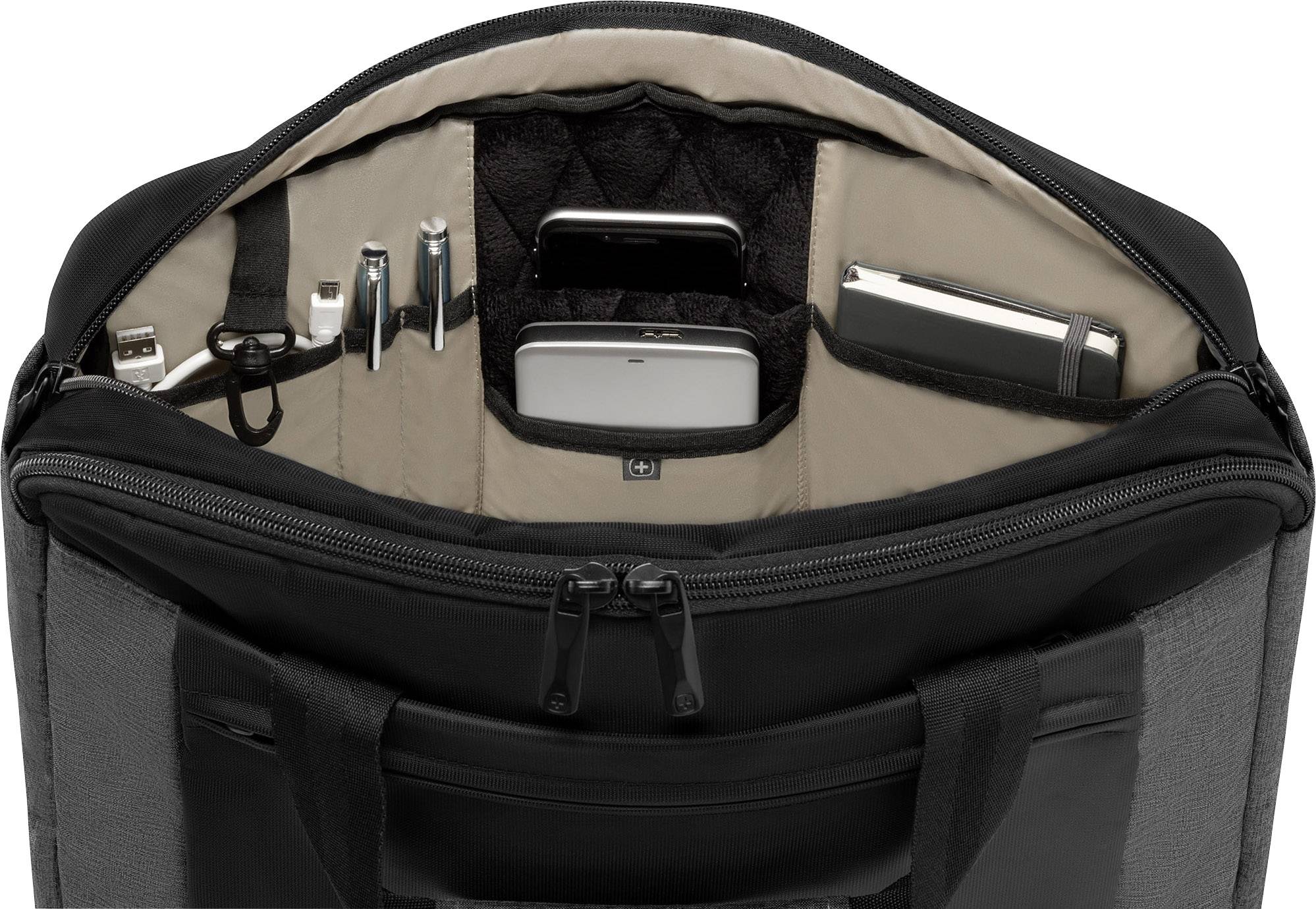 Laptop-Tasche von oben geöffnet, zeigt Fächer mit Kabeln, Stiften, einem Smartphone, einem Notizbuch und einem Laptop.
