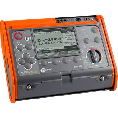 Ein orange-graues elektrisches Testgerät mit Display, zeigt Messwerte und Steuerknöpfe. Wird zur Prüfung von elektrischen Anlagen verwendet.
