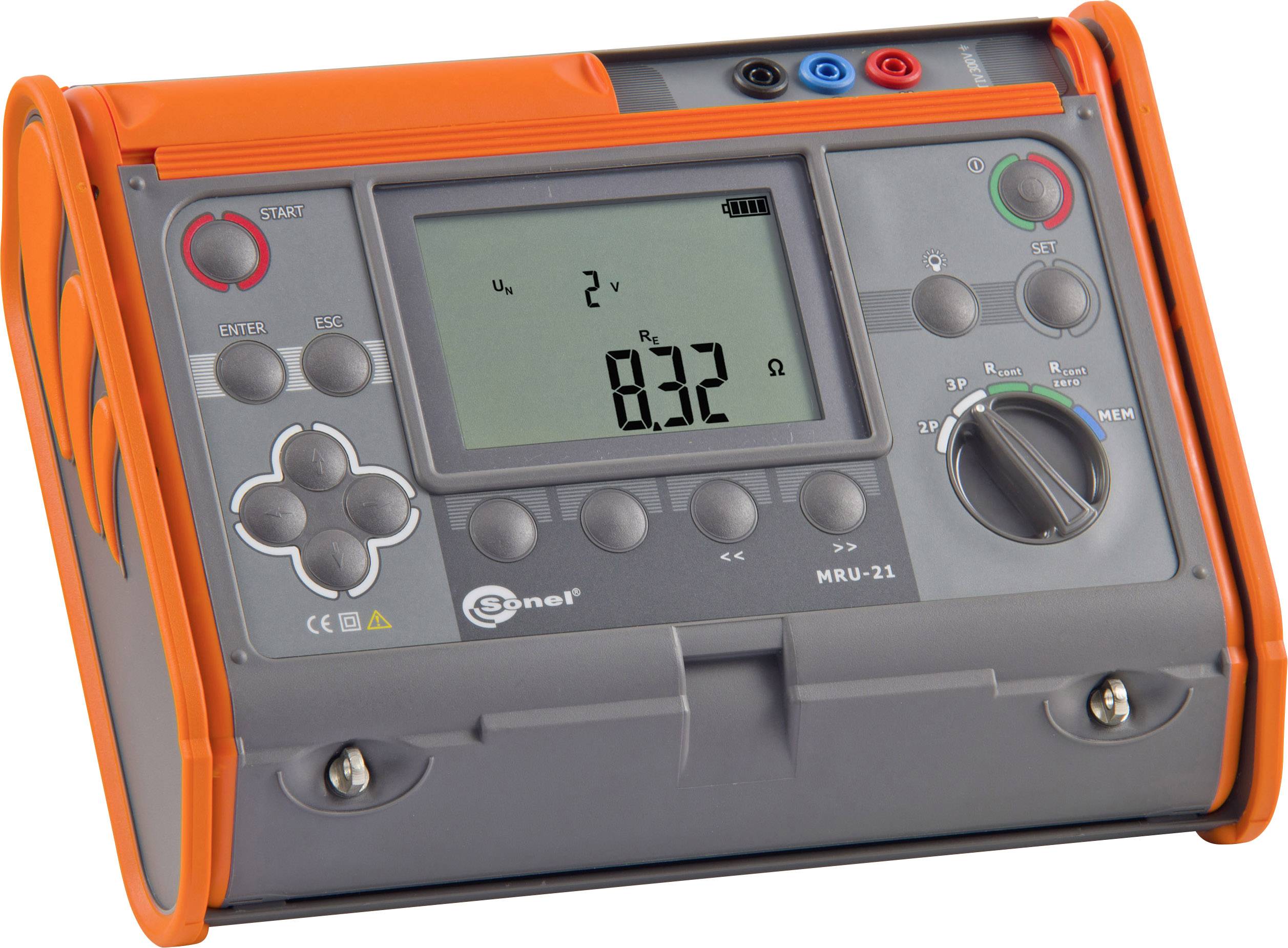 Ein digitales Messgerät mit orange-grauem Gehäuse zeigt auf dem Display '8,32 Ω'. Es hat mehrere Knöpfe und Anschlüsse oben.