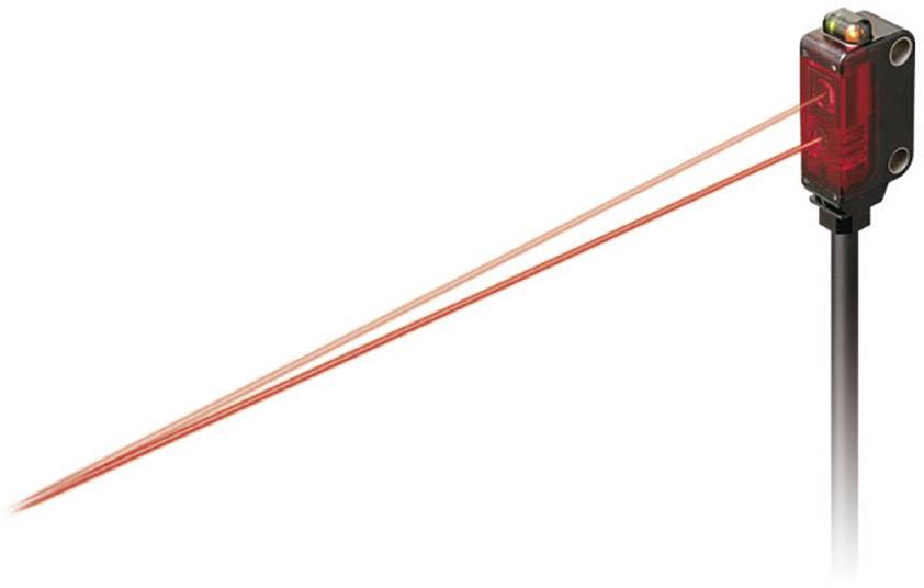 Optischer Sensor mit rotem Laserstrahl zur Objekterkennung. Der Sensor sendet zwei parallele Lichtstrahlen aus, die zur Detektion genutzt werden.