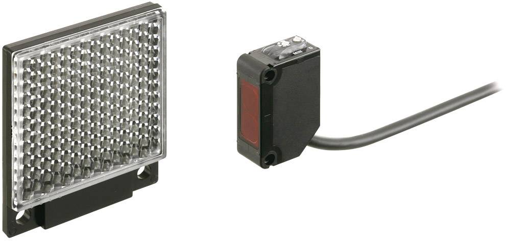 Ein rechteckiger Reflektor neben einem rechteckigen Sensor mit Kabel. Der Sensor hat eine rote Linse, vermutlich für optische Erkennung.