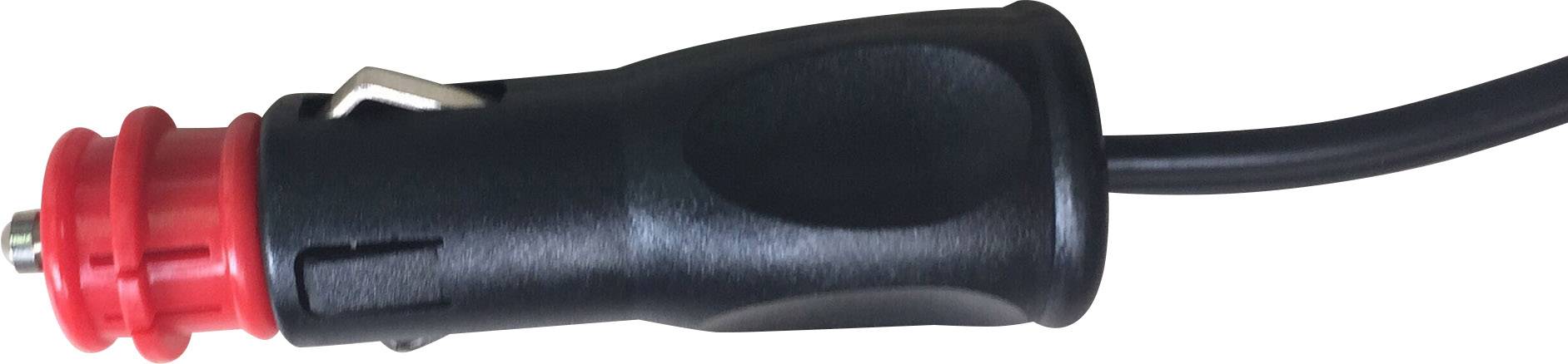 Stecker eines Autoladegeräts mit roter Spitze und schwarzem Gehäuse.