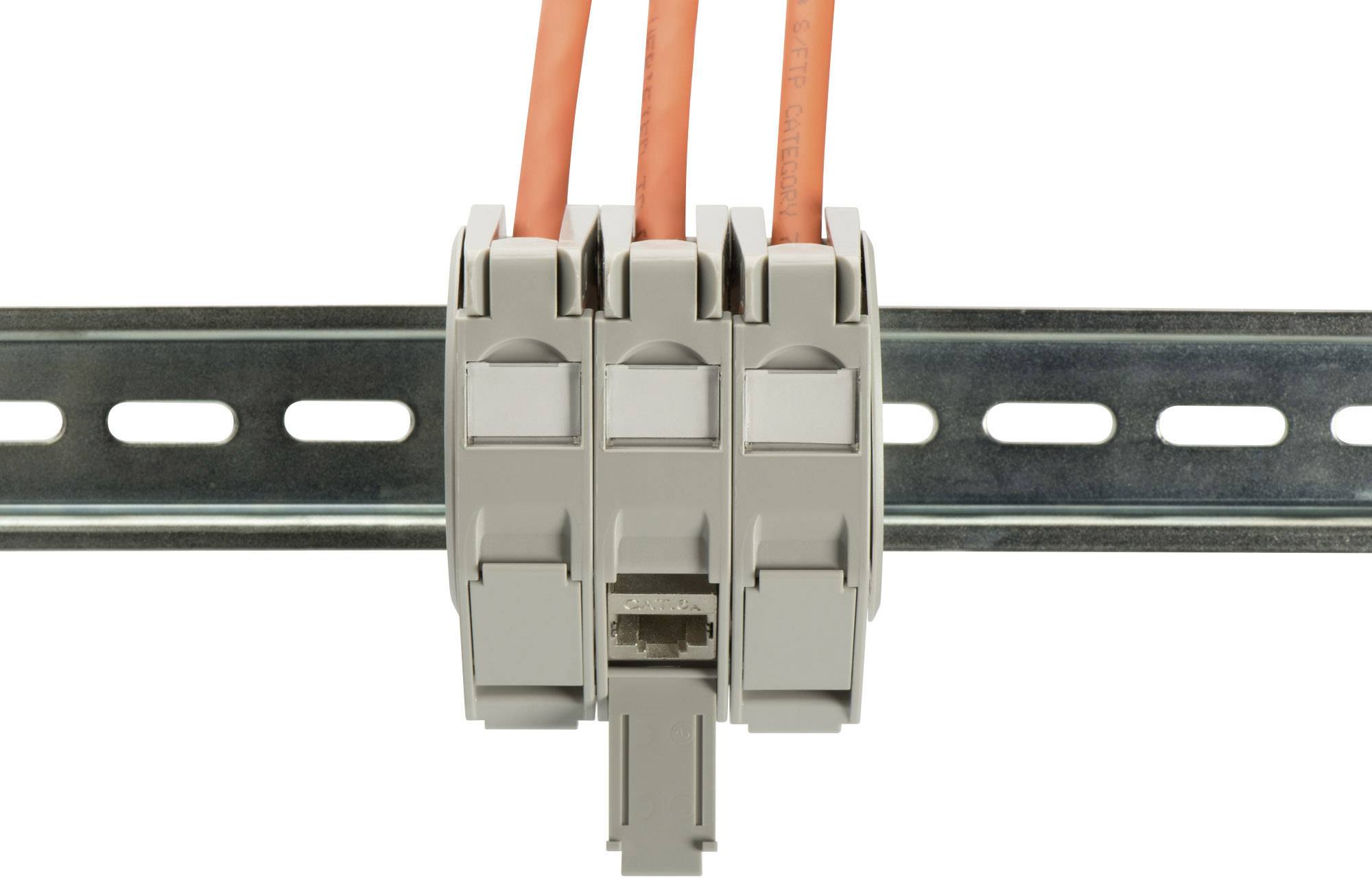 Graue Reihenklemme mit drei orangefarbenen Kabeln montiert auf einer Metallschiene, Darstellung einer Elektroinstallation.