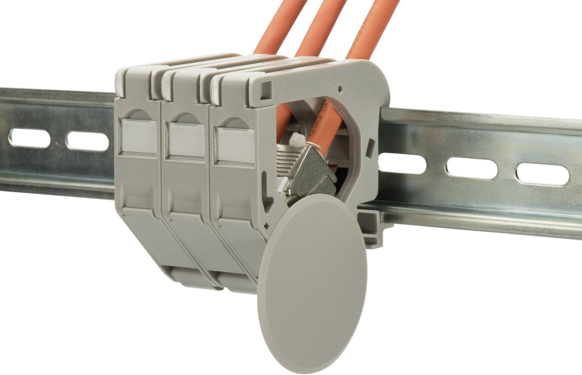 Eine graue Kabelklemme mit mehreren roten Kabeln, die an einer Metallstange befestigt ist.