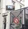 Eine große Metalltür mit einem 'Durchfahrt verboten'-Schild. Im Spiegelbild oben links ist eine belebte Stadtstraße zu sehen.