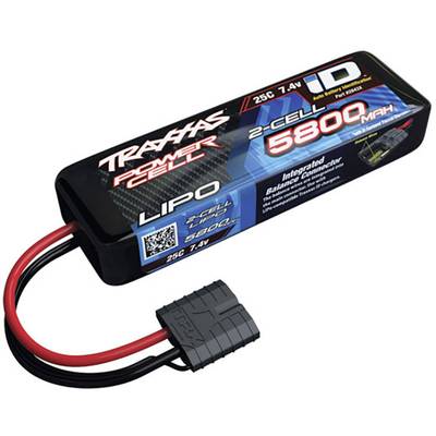 Ein LiPo-Akku mit der Aufschrift 'Traxxas Power Cell 2-Cell 5800mAh 25C 7.4V' und integrierten Balance-Stecker, mit Kabeln.