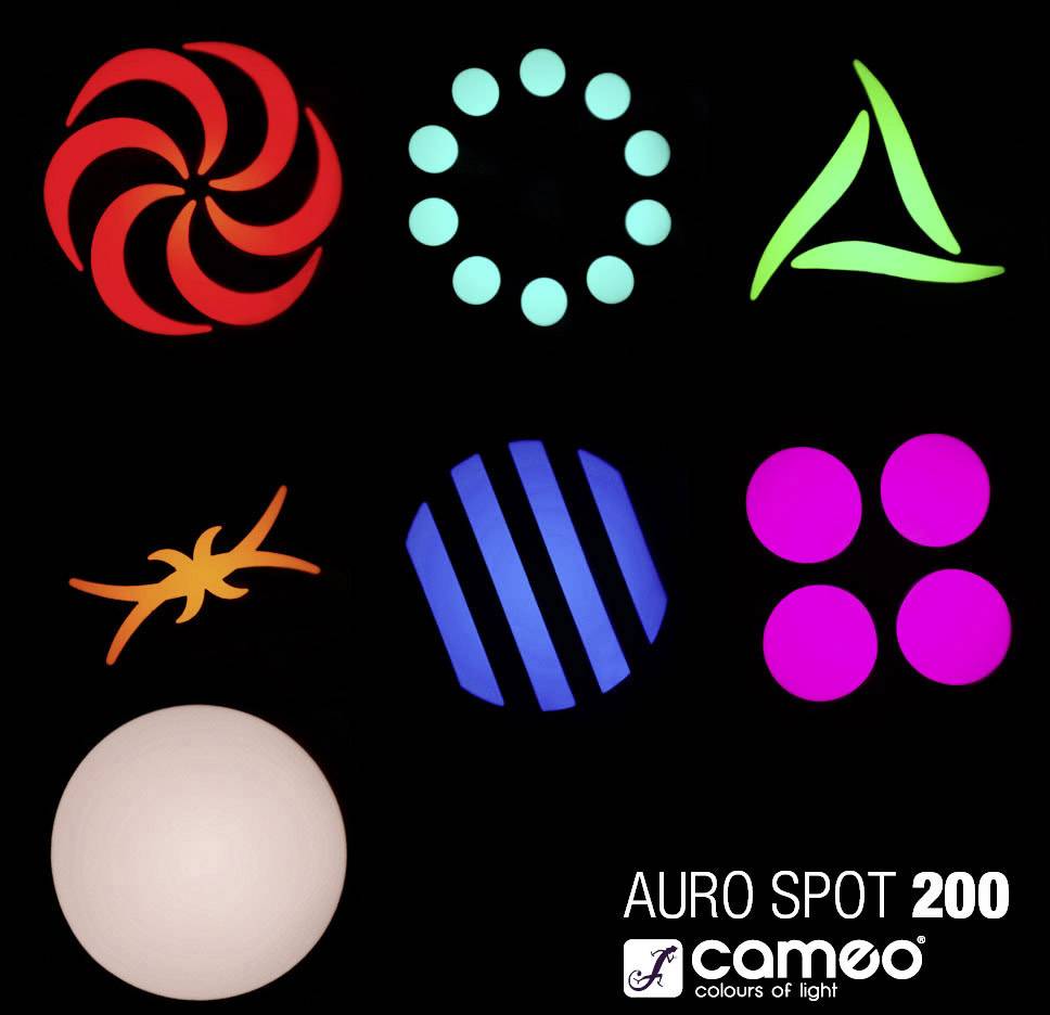 Eine Lichtprojektion zeigt verschiedene bunte Muster, darunter Spiralen, Kreise und Dreiecke, auf dunklem Hintergrund.