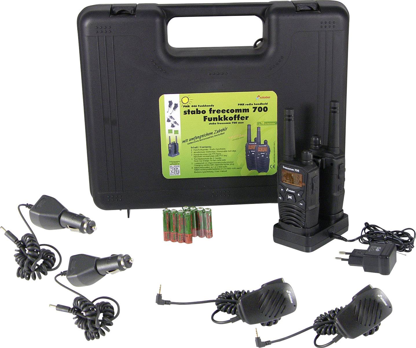 Schwarzer Funkkoffer mit zwei Funkgeräten, Ladegeräten und Batterien. Verpackungsetikett zeigt 'stab freecomm 700 Funkkoffer'.