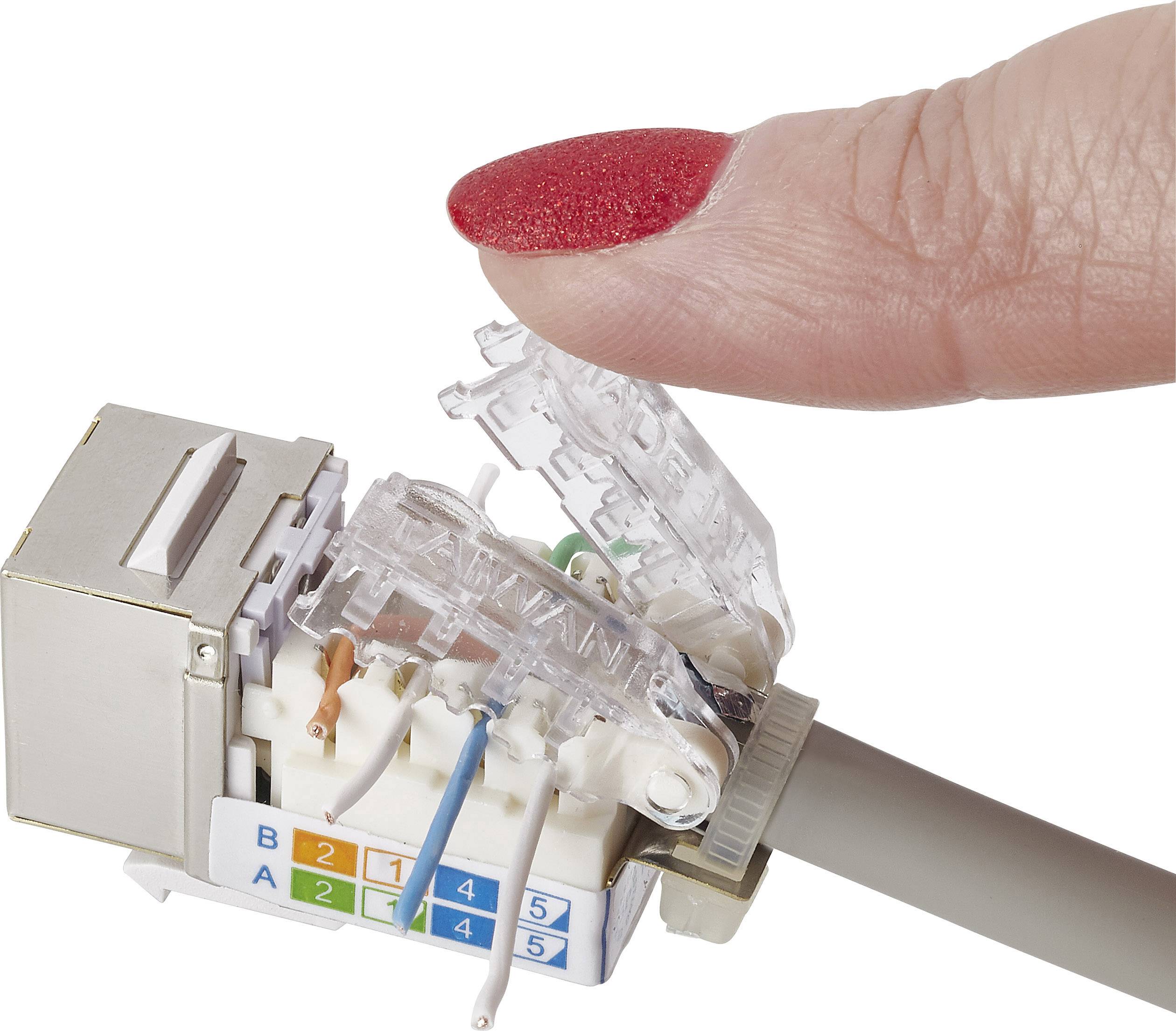 Ein Finger zeigt auf einen RJ45-Anschluss, wobei die farbcodierten Drähte sichtbar sind. Dies veranschaulicht den Anschluss eines Ethernet-Kabels.