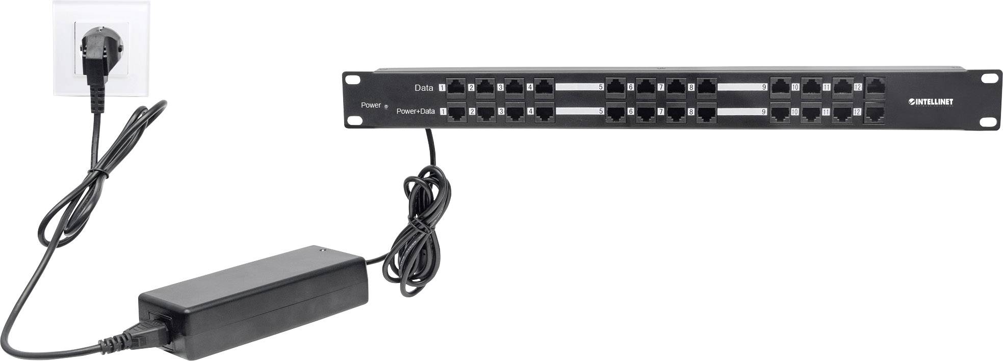 'Patchpanel mit 24 Ports und Netzteil, an Steckdose angeschlossen. Kabelverbindung zwischen Netzteil und Patchpanel.'