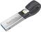Ein silberner USB-Stick von SanDisk mit schwarzem Anschluss, geeignet für das Verbinden mit mobilen Geräten.