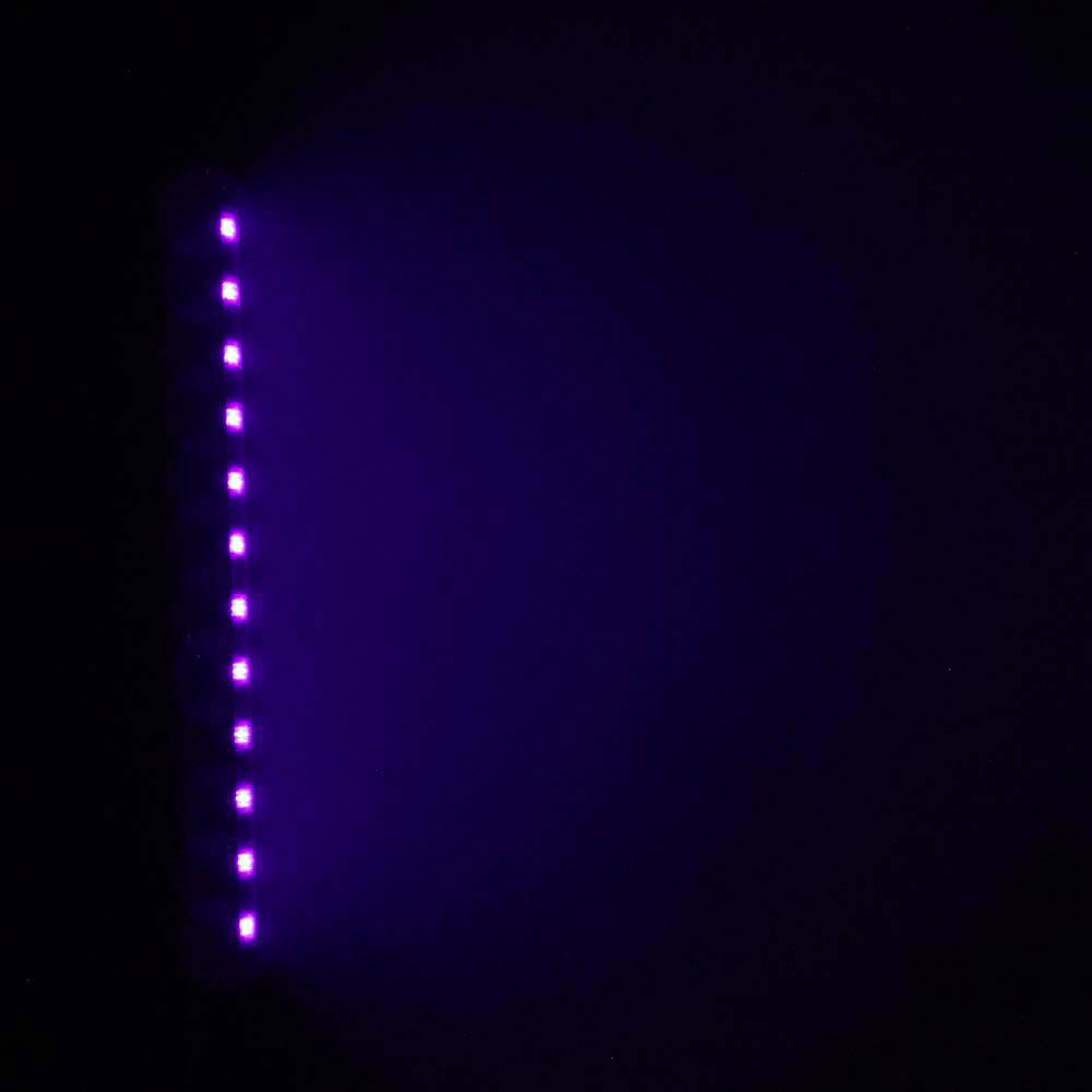 Eine vertikale Reihe violetter Lichtpunkte auf schwarzem Hintergrund, die wie eine Leuchtstoffröhre aussieht.