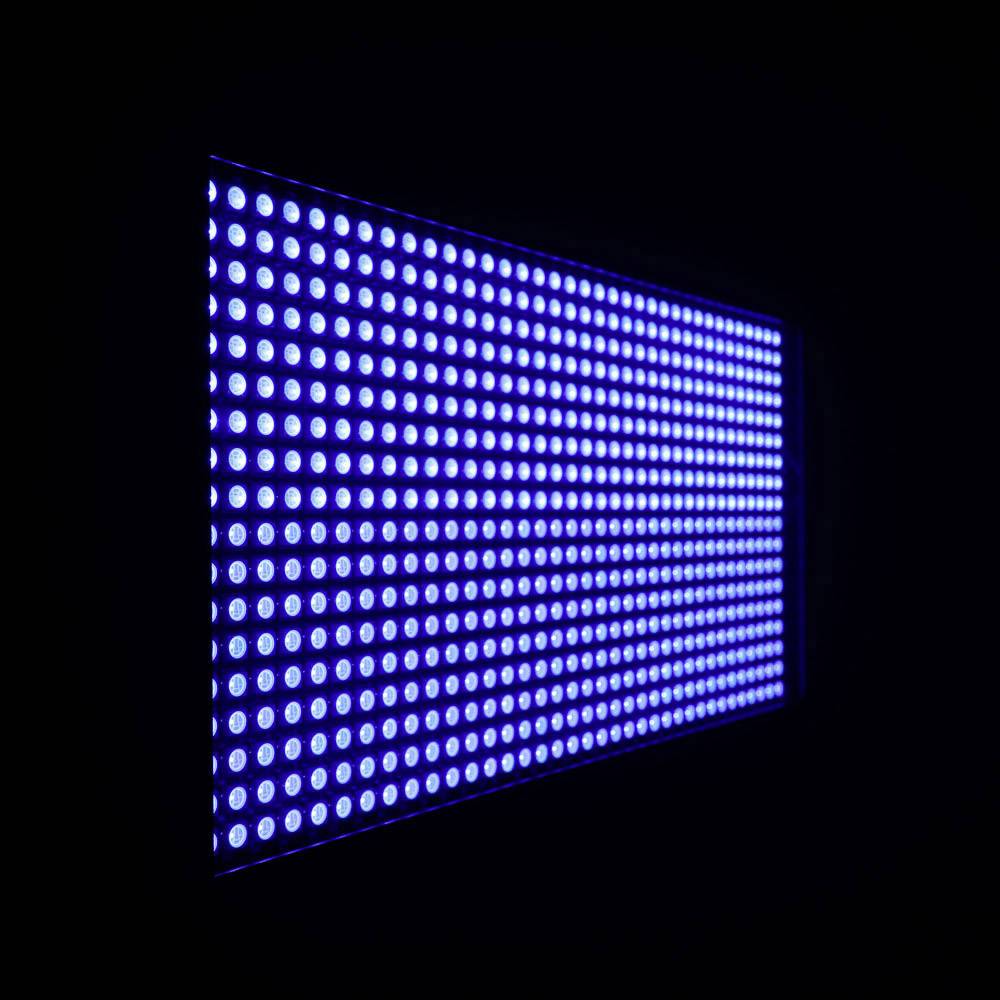 Eine leuchtende blaue LED-Matrix auf schwarzem Hintergrund, die ein rechteckiges Muster aus symmetrisch angeordneten Punkten bildet.