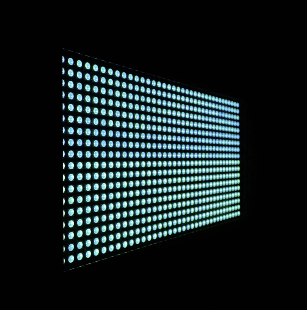 Eine rechteckige Anordnung von leuchtenden, blau-grünen LEDs auf schwarzem Hintergrund.