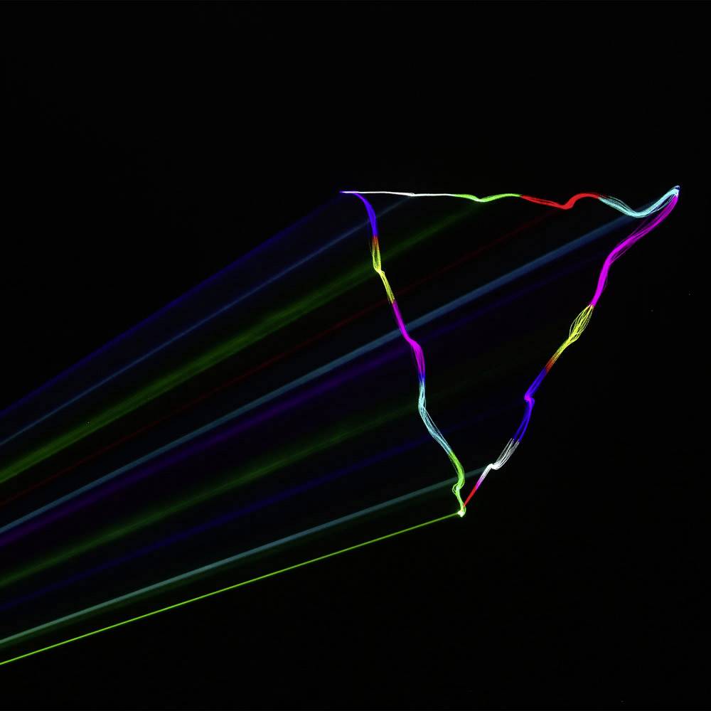 Bunte Lichtstreifen vor schwarzem Hintergrund formen ein abstraktes dreidimensionales Muster, das an ein Prisma erinnert.