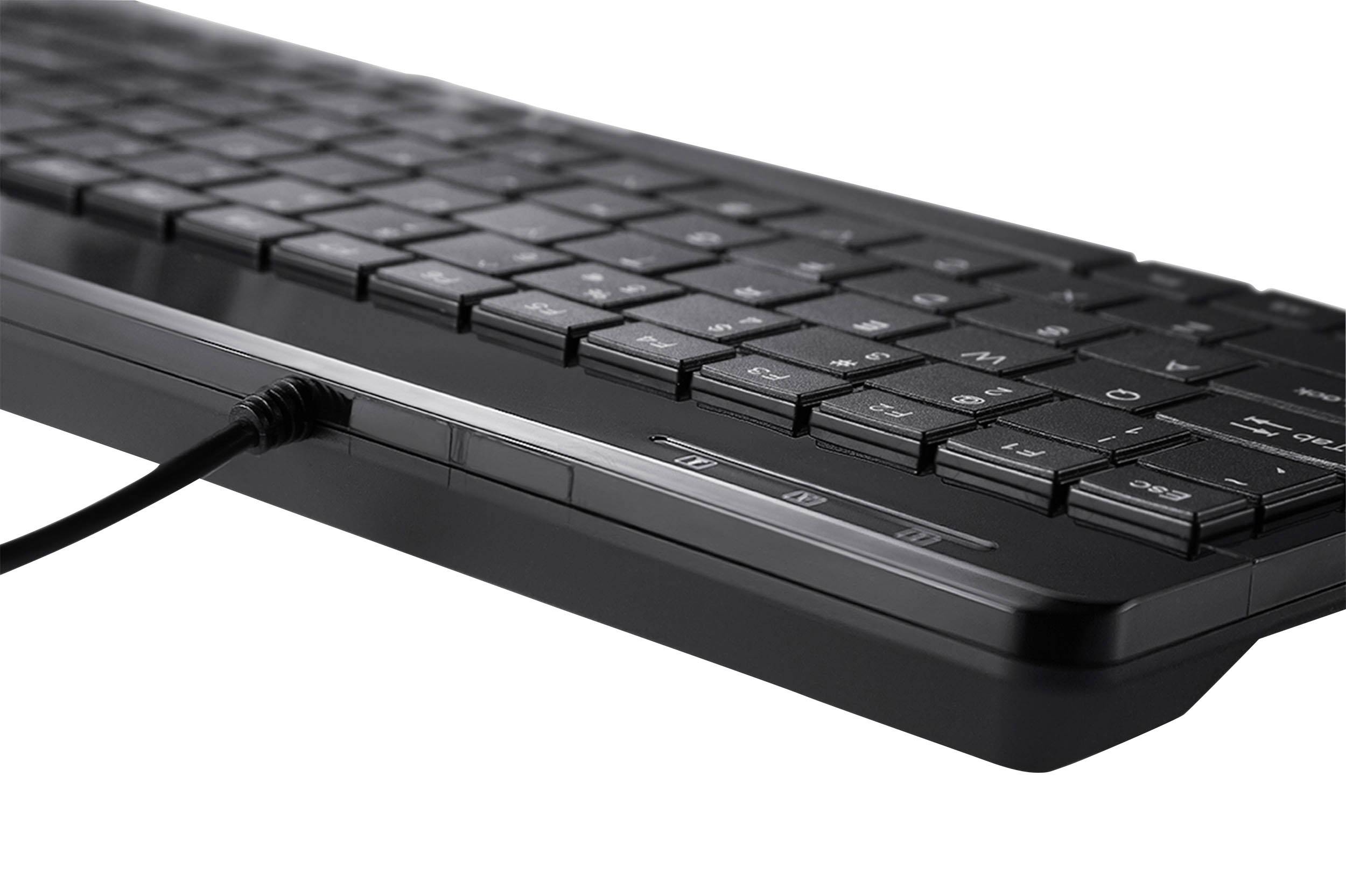 Schwarze Computertastatur in seitlicher Ansicht mit USB-Kabel, Tasten leicht angehoben, Hintergrund weiß.