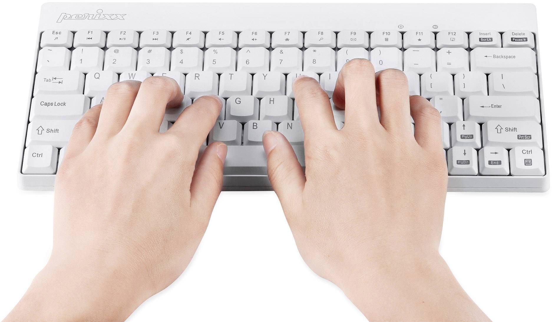 'Hände tippen auf einer weißen Computer-Tastatur mit beschrifteten Tasten. Die Tastatur ist von oben fotografiert, Hände führen Tippbewegungen aus.'