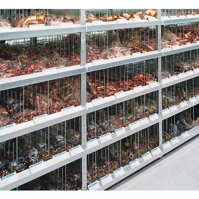 Regale voller Tierknochen und Kauartikel in einem Geschäft. Sortierte Produkte auf mehreren Regalen, bereit zum Verkauf.