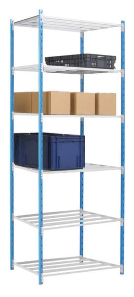 Ein Metallregal mit mehreren Ebenen, beladen mit Plastikboxen und Kartons. Es hat blaue Rahmen und weiße Regalböden.