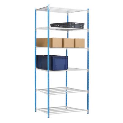 'Metallregal mit blauen und schwarzen Kunststoffboxen, sowie braunen Kartons, auf fünf Ebenen.'