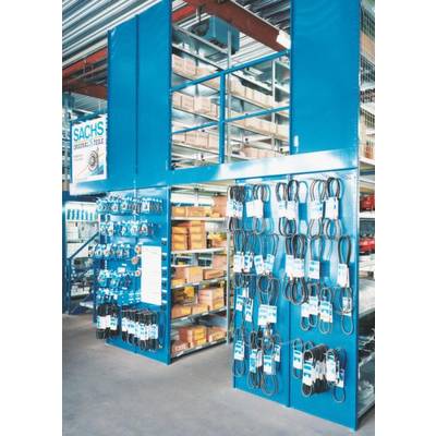 Blaues Regal in Lagerhalle, voll mit Kisten und Ersatzteilen. An der Stirnseite hängen zahlreiche Riemen ordnungsgemäß aufgereiht.